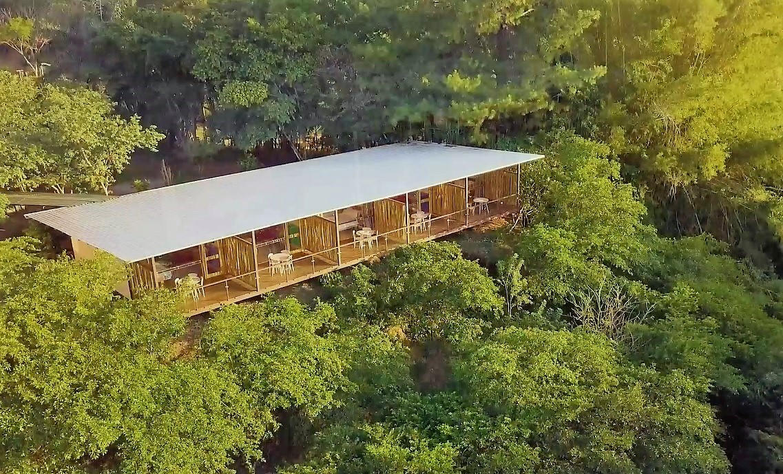 Vista aérea del Hotel Pibi Boreal en el bosque nuboso